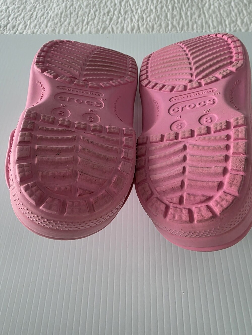 CROCS Woman's Size 8 Pink Clog Sandals with Back Strap and Charms - Picture 7 of 13